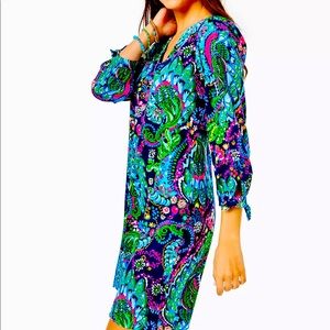 Love the dress and the print but it’s not for a petite person.